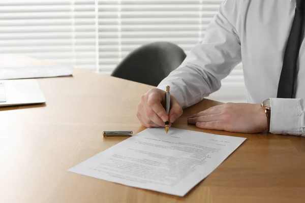Document Signature Notaire Table Bois Dans Bureau Gros Plan — Photo