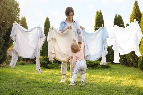 Mother Daughter Hanging Clothes Clothespins Washing Line Drying Backyard — Stock Photo, Image