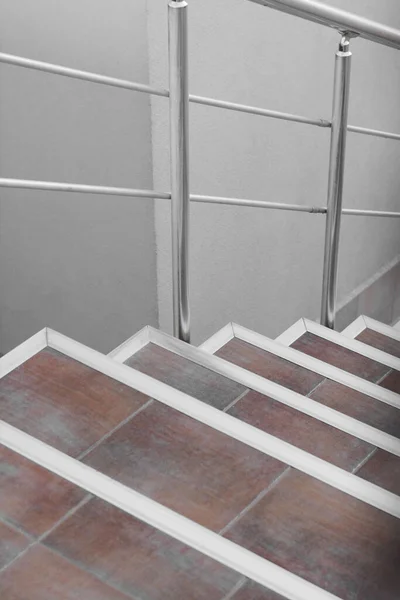 Schöne Treppe Mit Braunen Metallgeländern Freien — Stockfoto