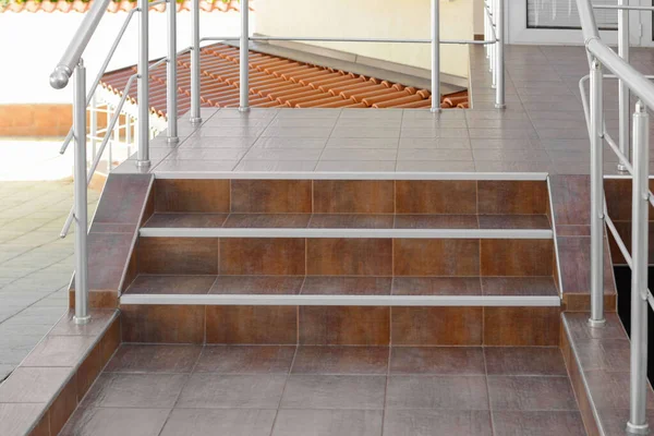 Açık Havada Kahverengi Metal Parmaklıkları Olan Güzel Merdivenler — Stok fotoğraf