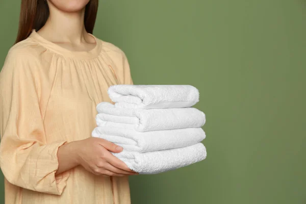 Woman Holding Folded Soft Terry Towels Green Background Closeup Space — Stock Photo, Image