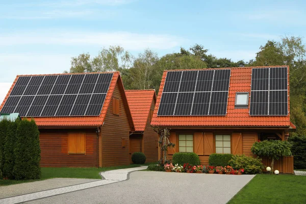 Krásné Domy Solárními Panely Venku Nemovitost Pronájmu — Stock fotografie