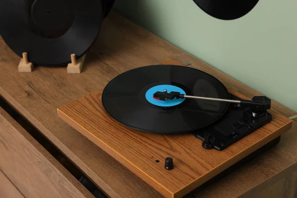 室内抽屉木箱上的Vinyl唱机 — 图库照片