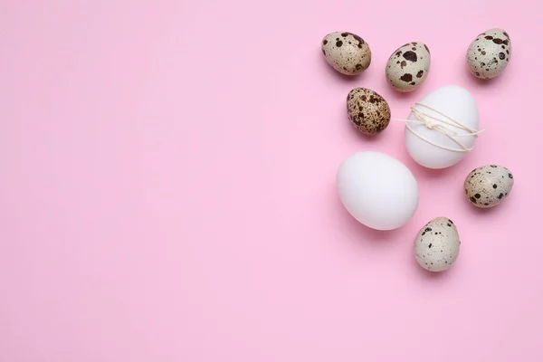 Paskalya Yumurtaları Pembe Arka Planda Düz Yerde Metin Için Boşluk — Stok fotoğraf