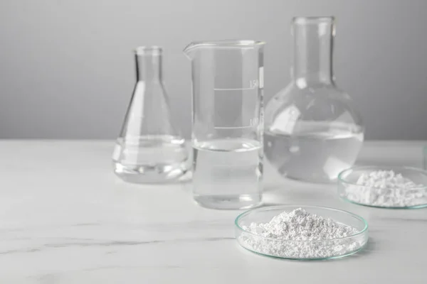 Platos Petri Con Polvo Carbonato Calcio Cristalería Laboratorio Sobre Mesa —  Fotos de Stock