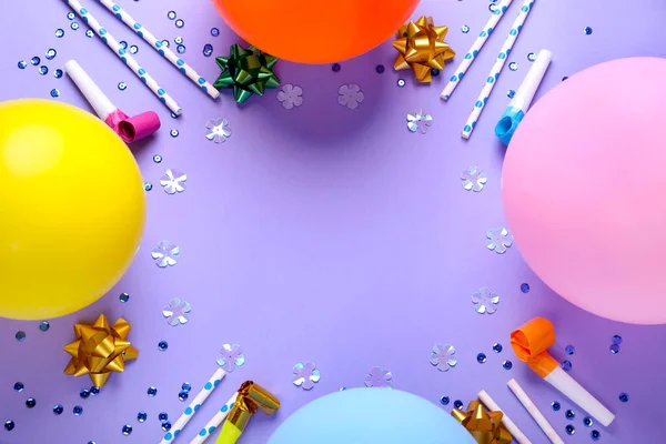 紫の背景に誕生日パーティーのためのさまざまなアクセサリーのフレーム フラットレイ テキストのスペース — ストック写真