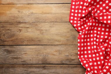 Tahta masadaki kareli masa örtüsü, üst manzara. Metin için boşluk