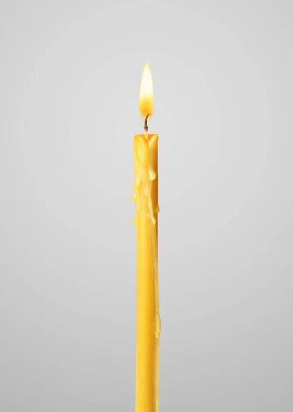 Одна Горящая Церковная Свеча Светлом Фоне — стоковое фото