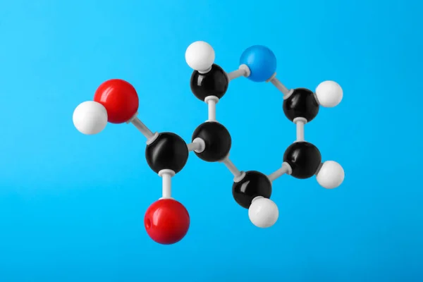 Açık Mavi Zemin Üzerinde Vitamini Molekülü Kimyasal Model — Stok fotoğraf