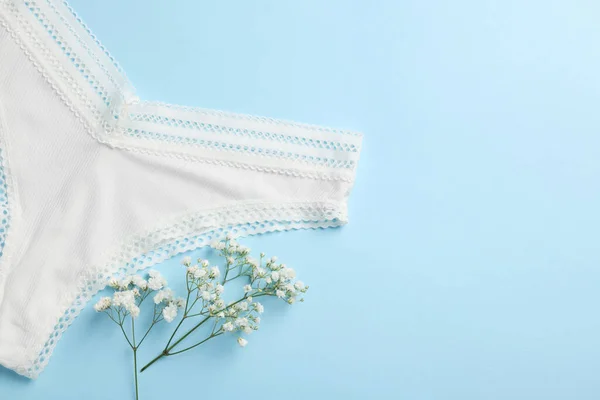 Sous Vêtements Blancs Pour Femmes Fleurs Sur Fond Bleu Clair — Photo