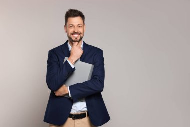 Bej arka planda kırtasiyesi olan mutlu öğretmen. Metin için boşluk
