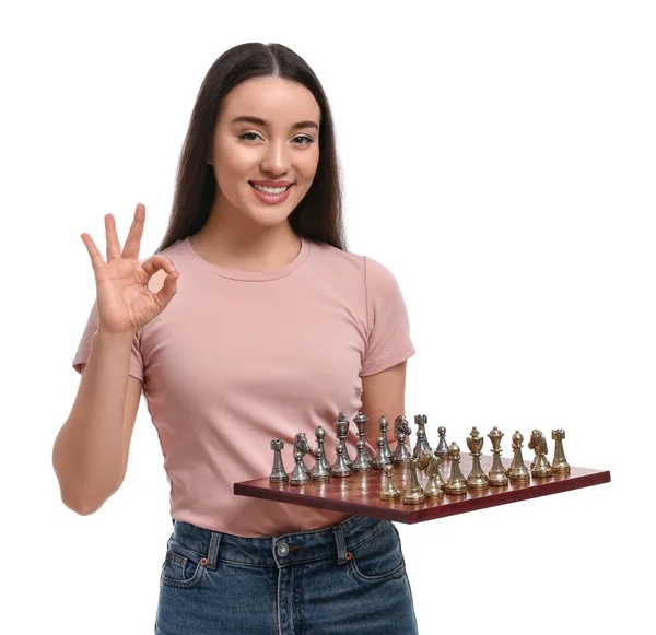 Счастливая Женщина Держит Шахматную Доску Игровыми Фигурами Показывает Жест Белом — стоковое фото