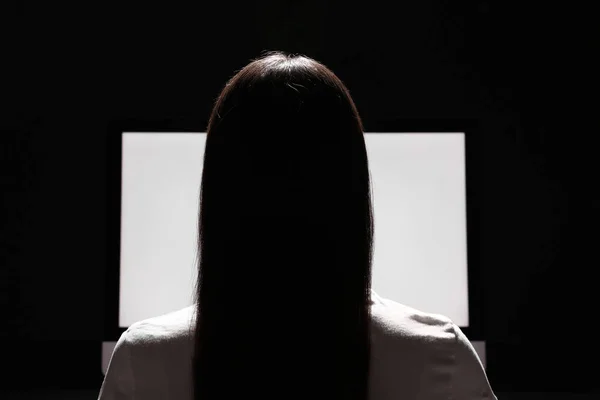 暗い部屋でコンピュータを使用して女性 バックビュー インターネット中毒 — ストック写真