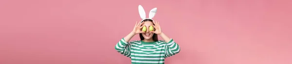 Mujer Feliz Con Orejas Conejo Sosteniendo Huevos Pascua Cerca Los — Foto de Stock