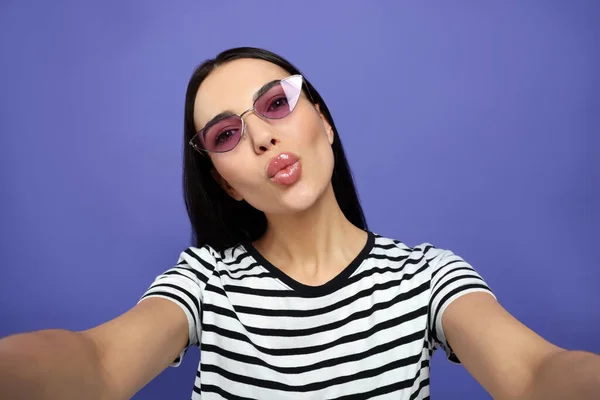 Beautiful Young Woman Stylish Sunglasses Taking Selfie While Blowing Kiss — Stock Photo, Image
