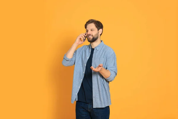 Άνθρωπος Μιλάει Στο Smartphone Φόντο Πορτοκαλί — Φωτογραφία Αρχείου