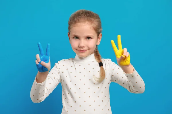 Маленька Дівчинка Руками Намальованою Кольорах Українського Прапора Світло Синьому Фоні — стокове фото