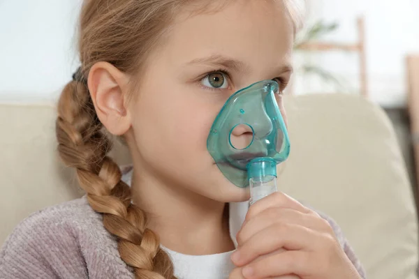 Menina Usando Nebulizador Para Inalação Dentro Casa Close — Fotografia de Stock
