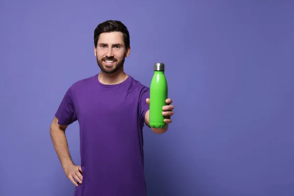 Hombre Con Termo Botella Verde Sobre Fondo Violeta Espacio Para —  Fotos de Stock