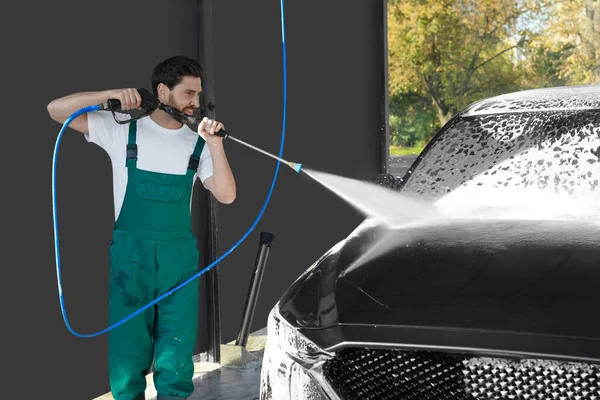Worker Washing Auto High Pressure Water Jet Outdoor Car Wash — 스톡 사진
