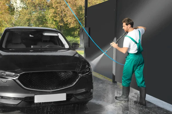 Worker Washing Auto High Pressure Water Jet Outdoor Car Wash — Stock fotografie