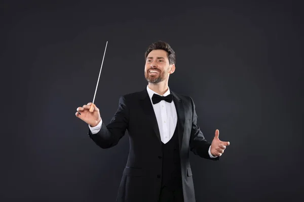 Conductor Profesional Feliz Con Bastón Sobre Fondo Negro — Foto de Stock