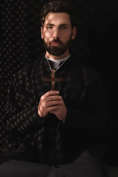 Католический Священник Рясе Держит Крест Исповедальне — стоковое фото