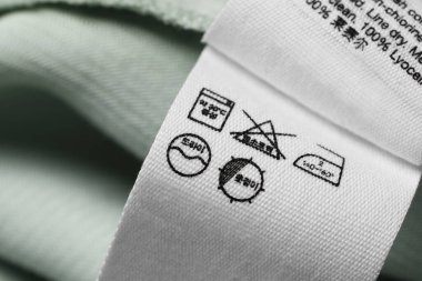 Açık yeşil giysi etiketi, yakın plan.