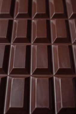 Arka plan olarak lezzetli siyah çikolata, yakın plan.