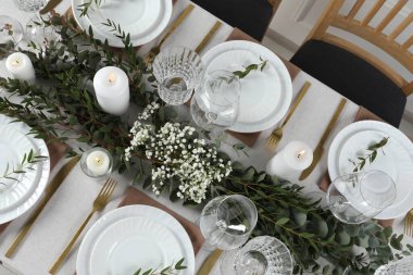 Şenlikli akşam yemeği için şık bir masa, düz uzanma.