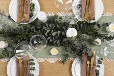 Şenlikli akşam yemeği için şık bir masa, düz uzanma.