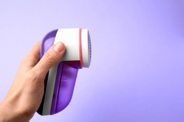 Violet 'in arka planında modern kumaş traşı tutan kadın, yakın plan. Metin için boşluk