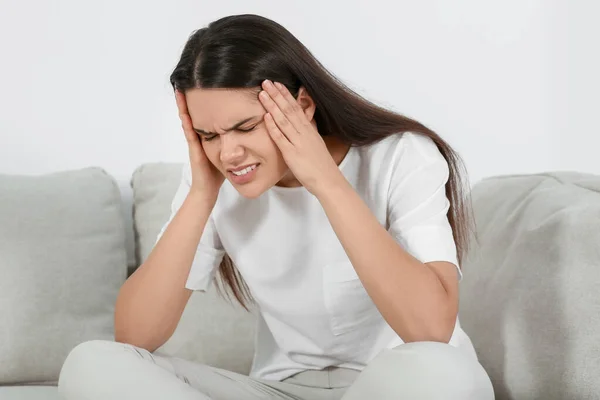 Junge Frau Leidet Unter Kopfschmerzen Auf Sofa Haus Hormonelle Störungen — Stockfoto