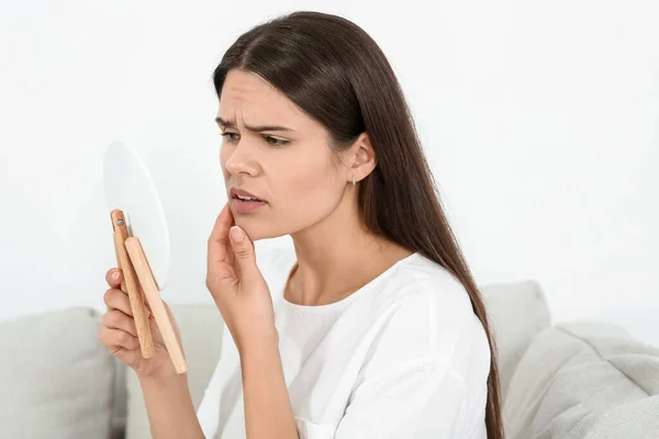 Jovem Mulher Olhando Espelho Tocando Seu Rosto Dentro Casa Doenças — Fotografia de Stock