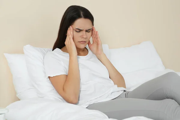 Yatakta Baş Ağrısı Çeken Genç Bir Kadın Hormonal Bozukluklar — Stok fotoğraf