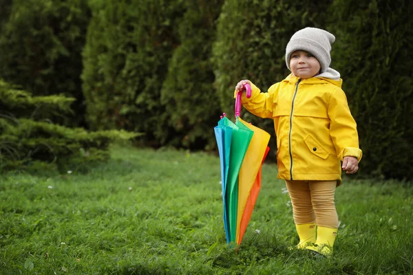 かわいい女の子は庭でカラフルな傘を保持し テキストのためのスペース — ストック写真