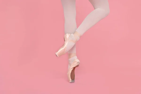 Jovem Bailarina Sapatos Pontiagudos Praticando Movimentos Dança Fundo Rosa Close — Fotografia de Stock