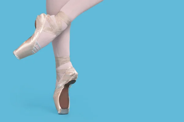 Jovem Bailarina Sapatos Pointe Praticando Movimentos Dança Fundo Azul Claro — Fotografia de Stock