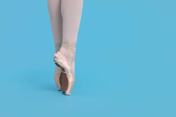 Młoda Balerina Szpiczastych Butach Ćwicząca Ruchy Taneczne Jasnoniebieskim Tle Zbliżenie — Zdjęcie stockowe