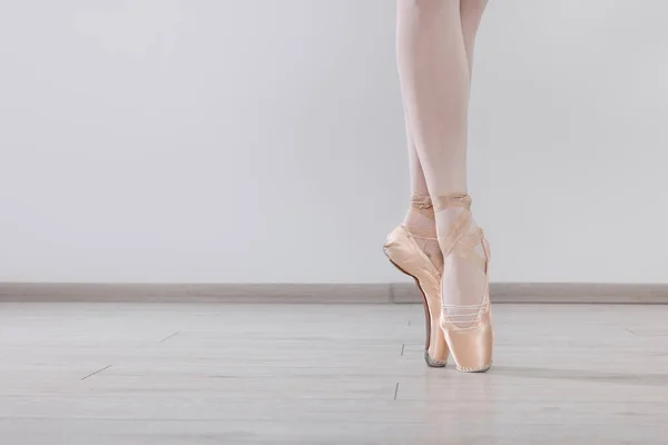 Bailarina Joven Zapatos Puntiagudos Practicando Movimientos Baile Estudio Primer Plano — Foto de Stock
