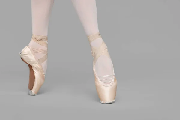 Jonge Ballerina Pointe Schoenen Oefenen Dans Beweegt Grijze Achtergrond Close — Stockfoto