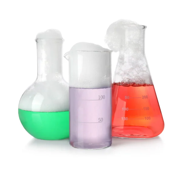 Wyroby Laboratoryjne Szklane Kolorowymi Płynami Izolowanymi Biało Reakcja Chemiczna — Zdjęcie stockowe