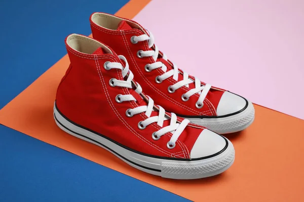 Renkli Arka Planda Bir Çift Yeni Şık Kırmızı Spor Ayakkabı — Stok fotoğraf