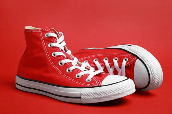 Kırmızı Arka Planda Bir Çift Yeni Şık Spor Ayakkabı — Stok fotoğraf