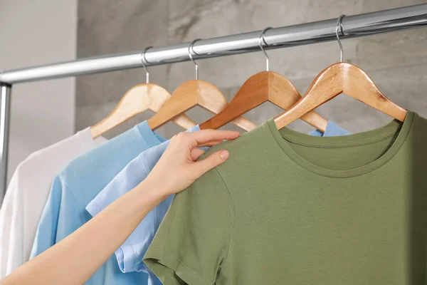 Femme Accrochant Des Shirts Propres Sur Rack Intérieur Gros Plan — Photo