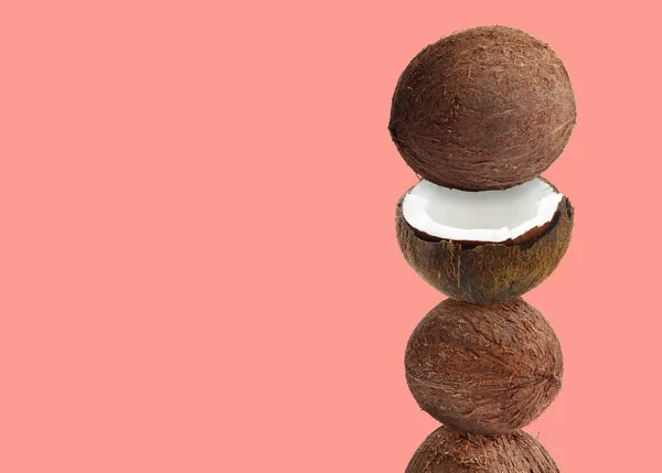 Stapel Verse Kokosnoten Koraal Kleur Achtergrond Ruimte Voor Tekst — Stockfoto