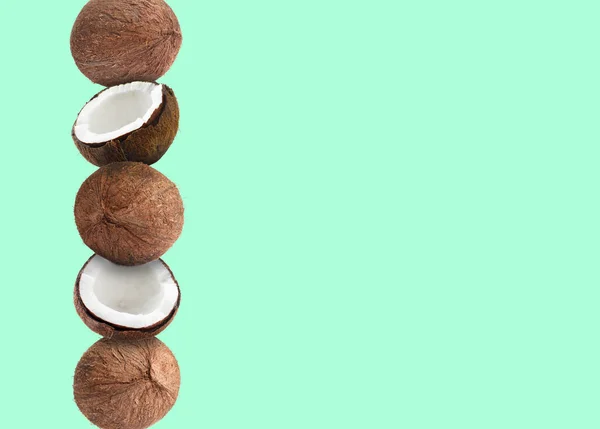 淡いターコイズの背景に新鮮なココナッツのスタック テキストのスペース — ストック写真