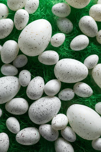 Muchos Huevos Pascua Bellamente Pintados Sobre Fondo Verde Puesta Plana — Foto de Stock