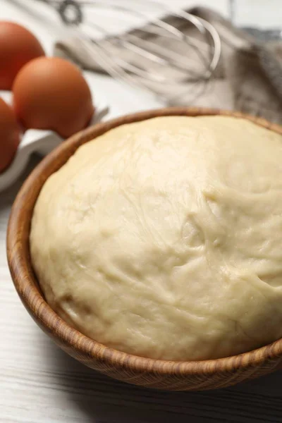 Sodalı Çörekler Pişiriyorum Hamur Malzemeler Beyaz Ahşap Masada — Stok fotoğraf
