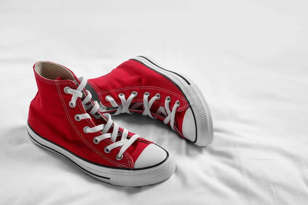 Beyaz Kumaş Üzerinde Yeni Bir Çift Şık Kırmızı Spor Ayakkabı — Stok fotoğraf